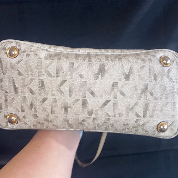 Michael Kors. The straps are in perfect condition. Smoke/Pet free home Used once - Picture 6 of 6